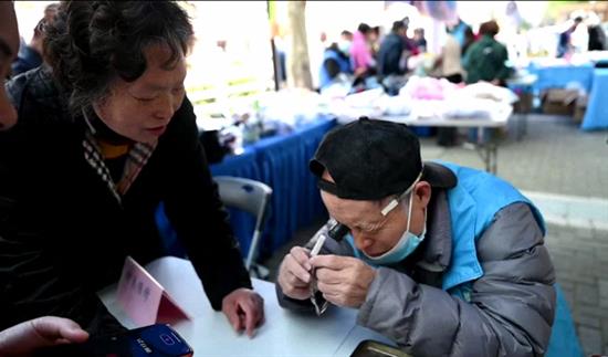 修表师傅王兆林正在检修手表。